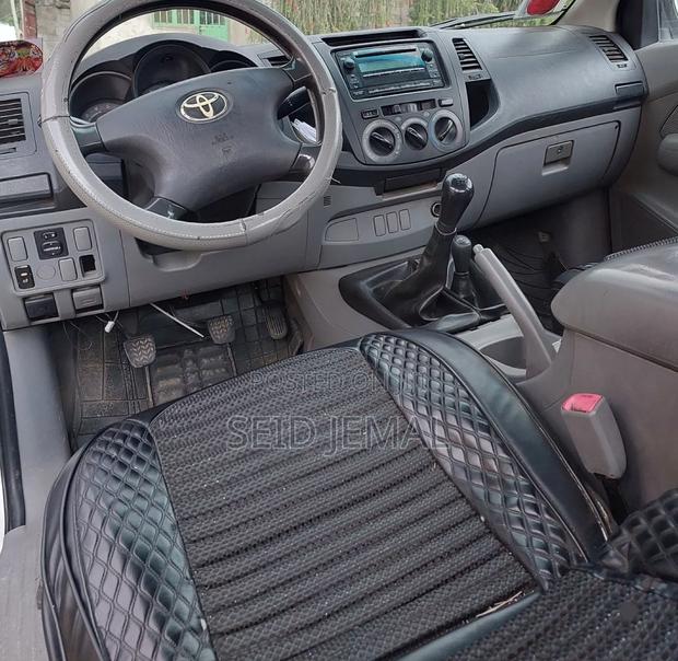 Toyota Hilux 2011 White