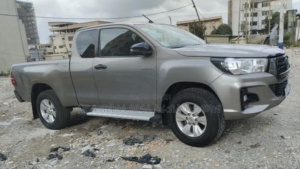 Toyota Hilux 2020 Gold