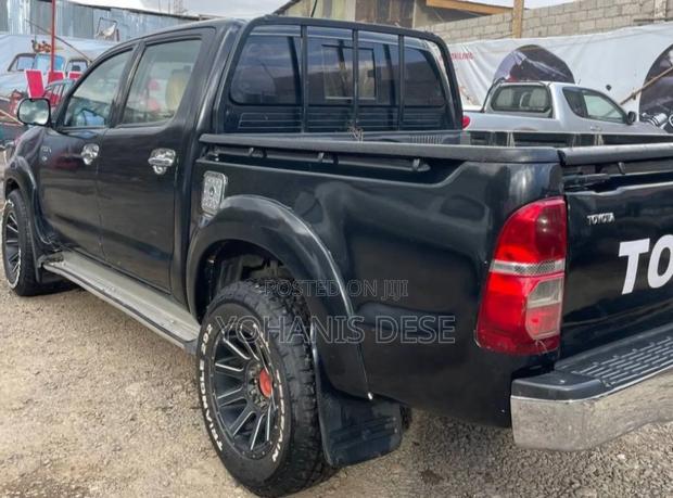 Toyota Hilux 2013 Black