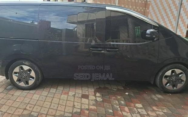 Hyundai Staria 2024 Gray