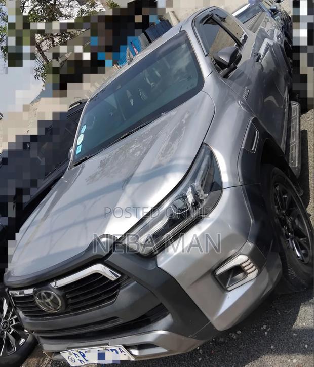 Toyota Hilux 2021 Gray
