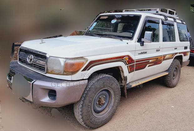 Toyota Land Cruiser 2011 White