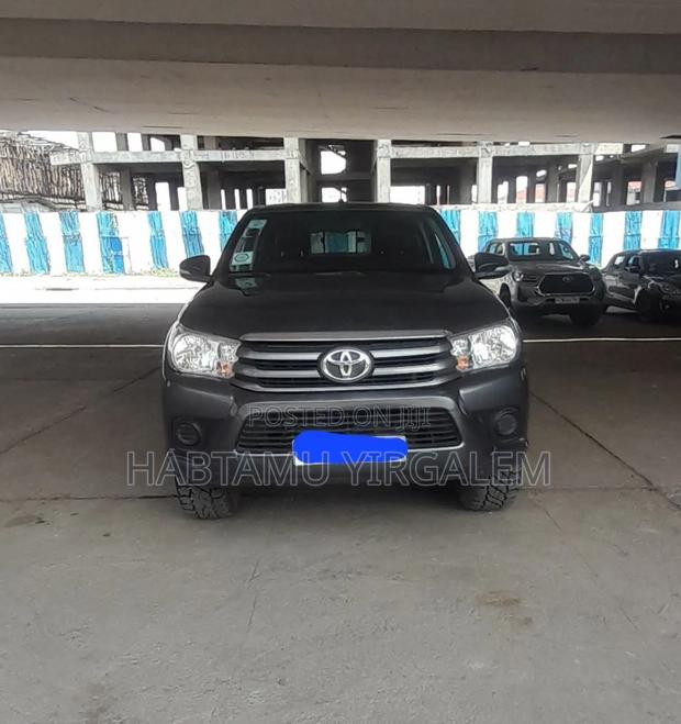 Toyota Hilux 2017 Gray