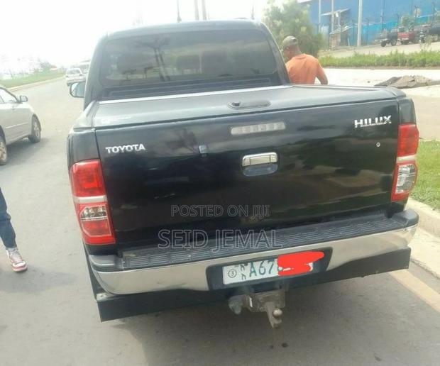 Toyota Hilux 2013 Black
