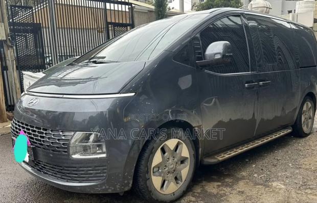Hyundai Staria 2023 Gray