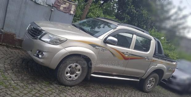 Toyota Hilux 2011 Gold