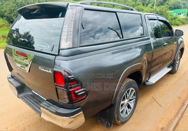 Toyota Hilux 2016 Blue