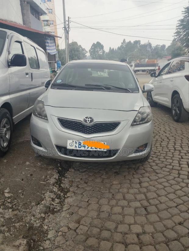 Toyota Yaris Base Hatchback 5dr 2011 Silver