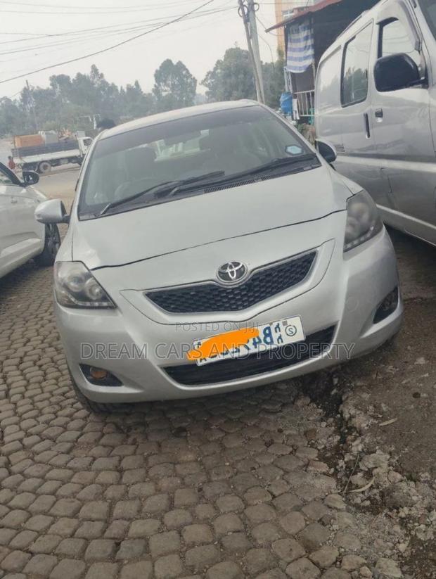 Toyota Yaris Base Hatchback 5dr 2011 Silver