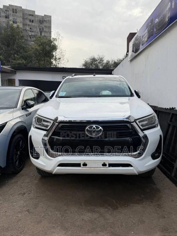 Toyota Hilux 2022 White