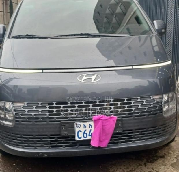 Hyundai Staria 2023 Gray