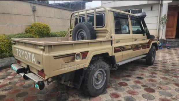 Toyota Land Cruiser 2017 Gold
