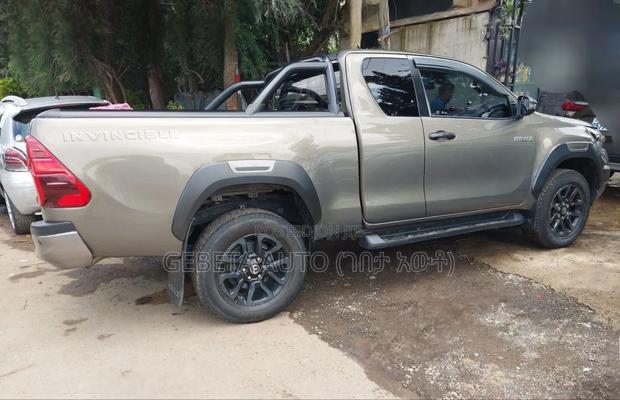 Toyota Hilux 2022 Silver
