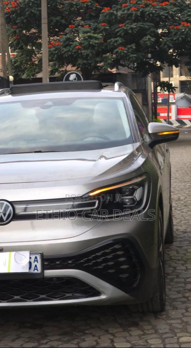 Volkswagen ID.6 2023 Gold