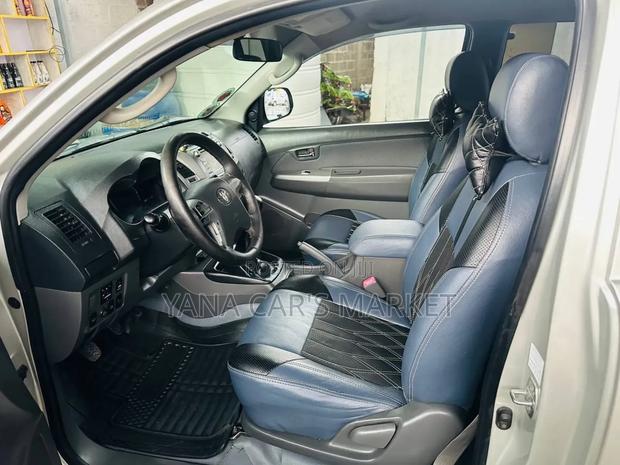 Toyota Hilux 2012 Silver