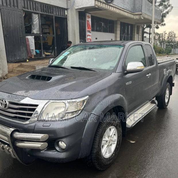 Toyota Hilux 2013 White