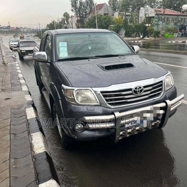 Toyota Hilux 2013 White