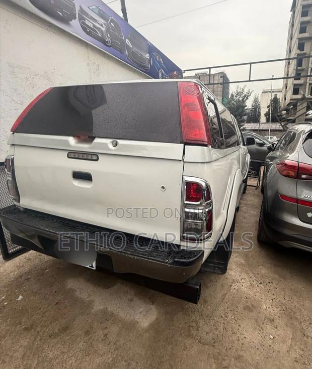 Toyota Hilux 2012 White
