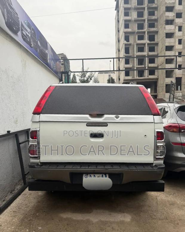 Toyota Hilux 2012 White