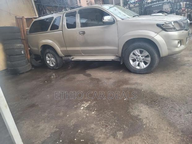 Toyota Hilux 2013 Gold