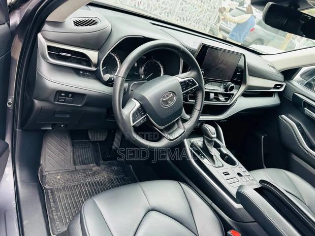 Toyota Highlander 2023 Gray