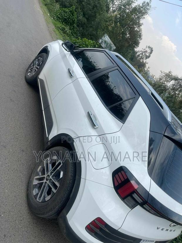 Hyundai Venue 2023 White