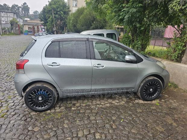 Toyota Yaris 2010 Gray