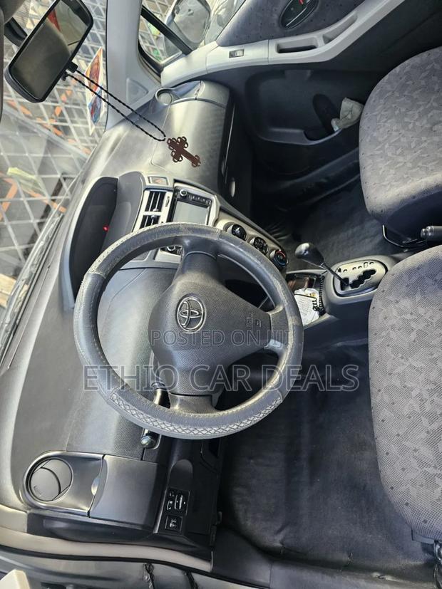 Toyota Yaris 2010 Gray