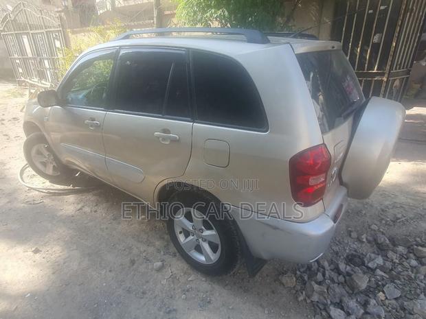 Toyota RAV4 2005 Gold