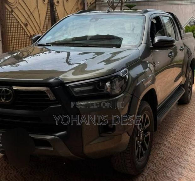 Toyota Hilux 2022 Gray