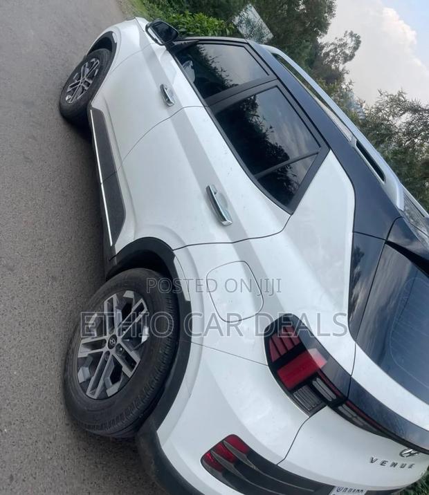 Hyundai Venue 2023 White