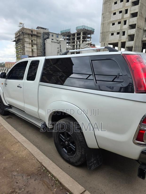 Toyota Hilux 2012 White