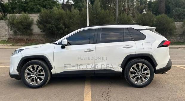 Toyota RAV4 2021 White