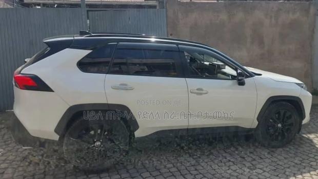 Toyota RAV4 2021 White