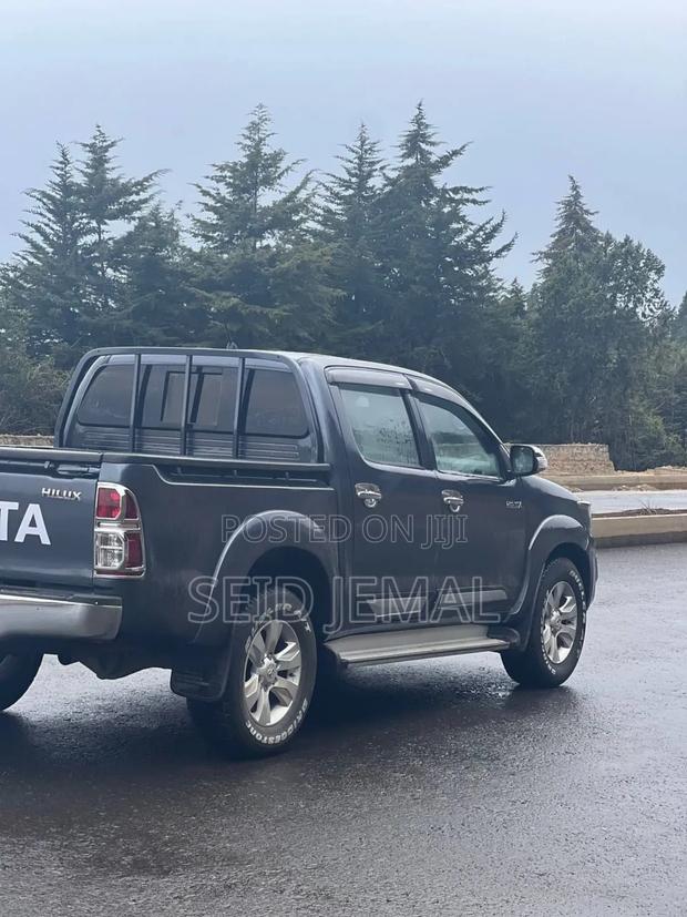 Toyota Hilux 2014 Gray
