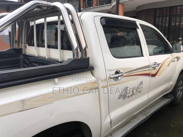 Toyota Hilux 2.5 D-4D 4X4 SRX 2012 White