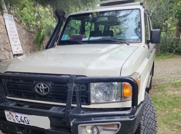 Toyota Land Cruiser 2017 White