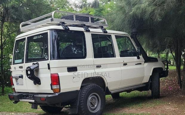 Toyota Land Cruiser 2017 White