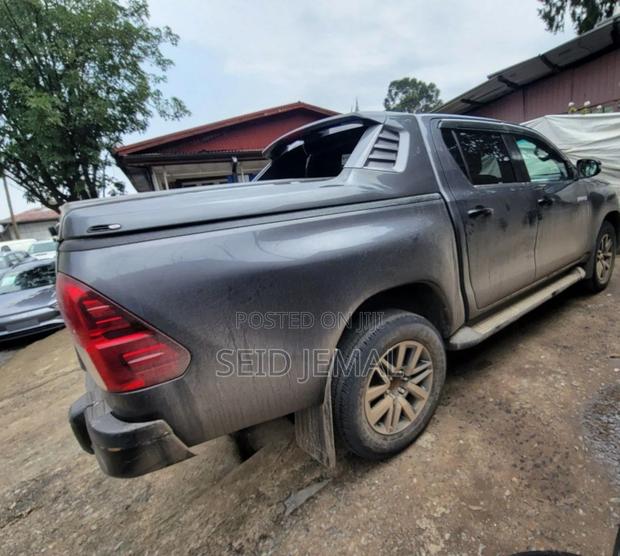 Toyota Hilux 2020 Gray