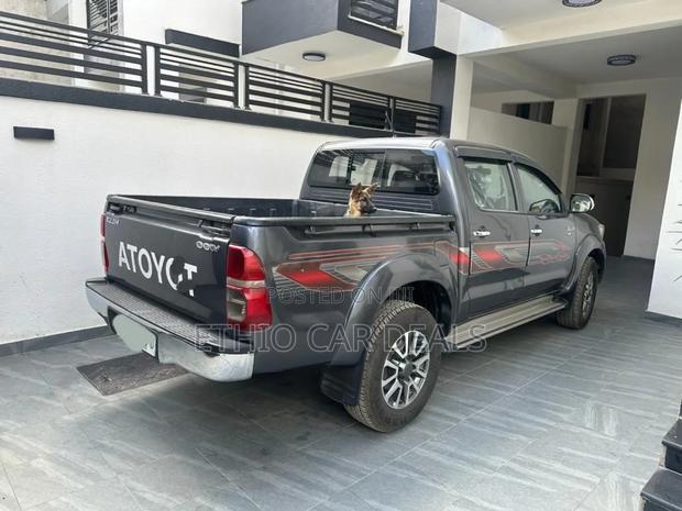 Toyota Hilux 2012 Black