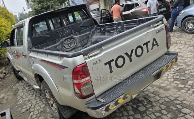Toyota Hilux 2.5 D-4D SRX 2012 Silver