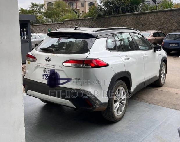 Toyota Corolla Cross Hybrid 2024 White