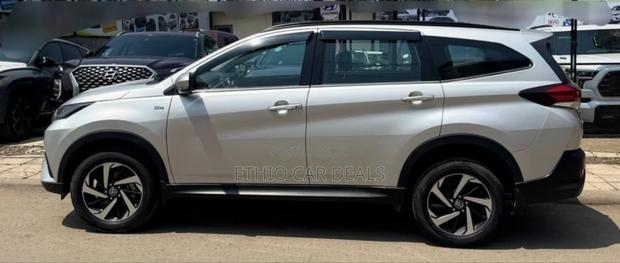 Toyota Rush 2021 Silver
