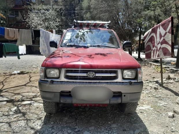 Toyota Hilux 2000 Red
