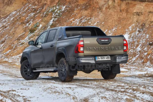 Toyota Hilux 2022 Gray