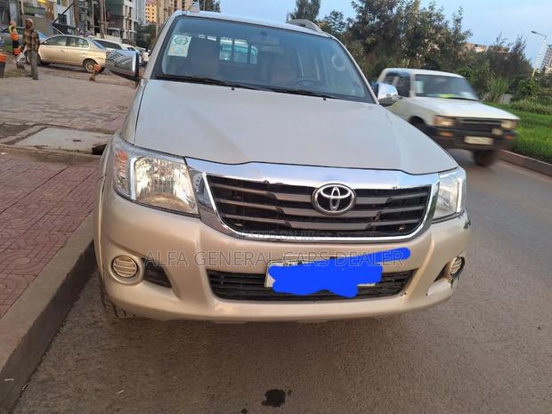 Toyota Hilux 2015 Gray