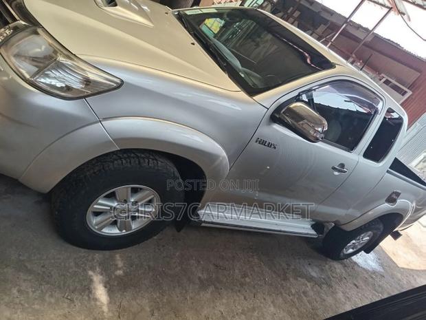 Toyota Hilux 2.5 D-4D 4X4 SRX 2012 Silver