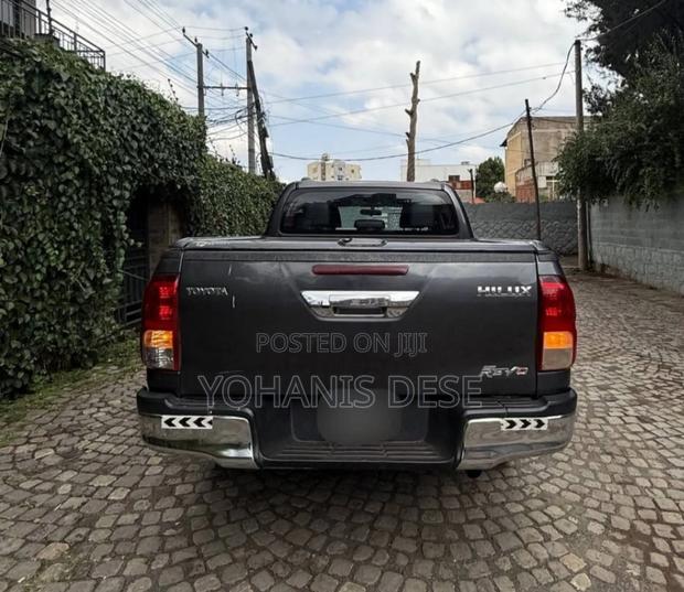 Toyota Hilux 2021 Blue