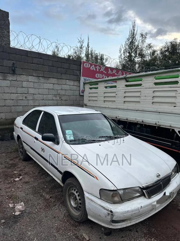 Nissan Sunny 2000 White