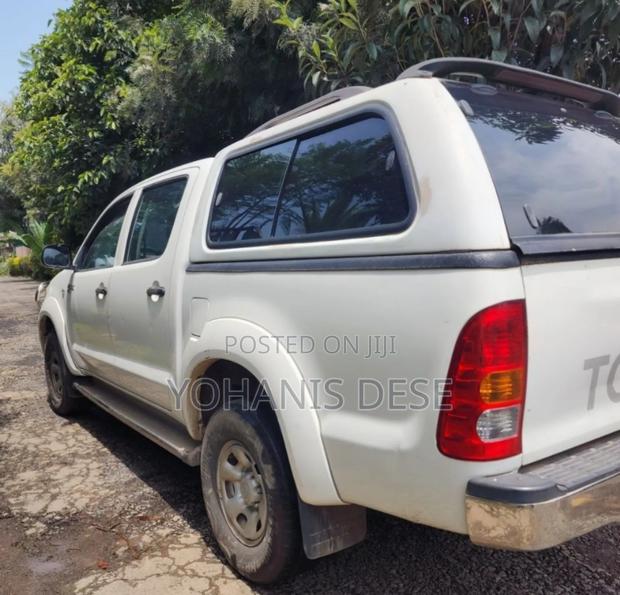 Toyota Hilux 2011 White